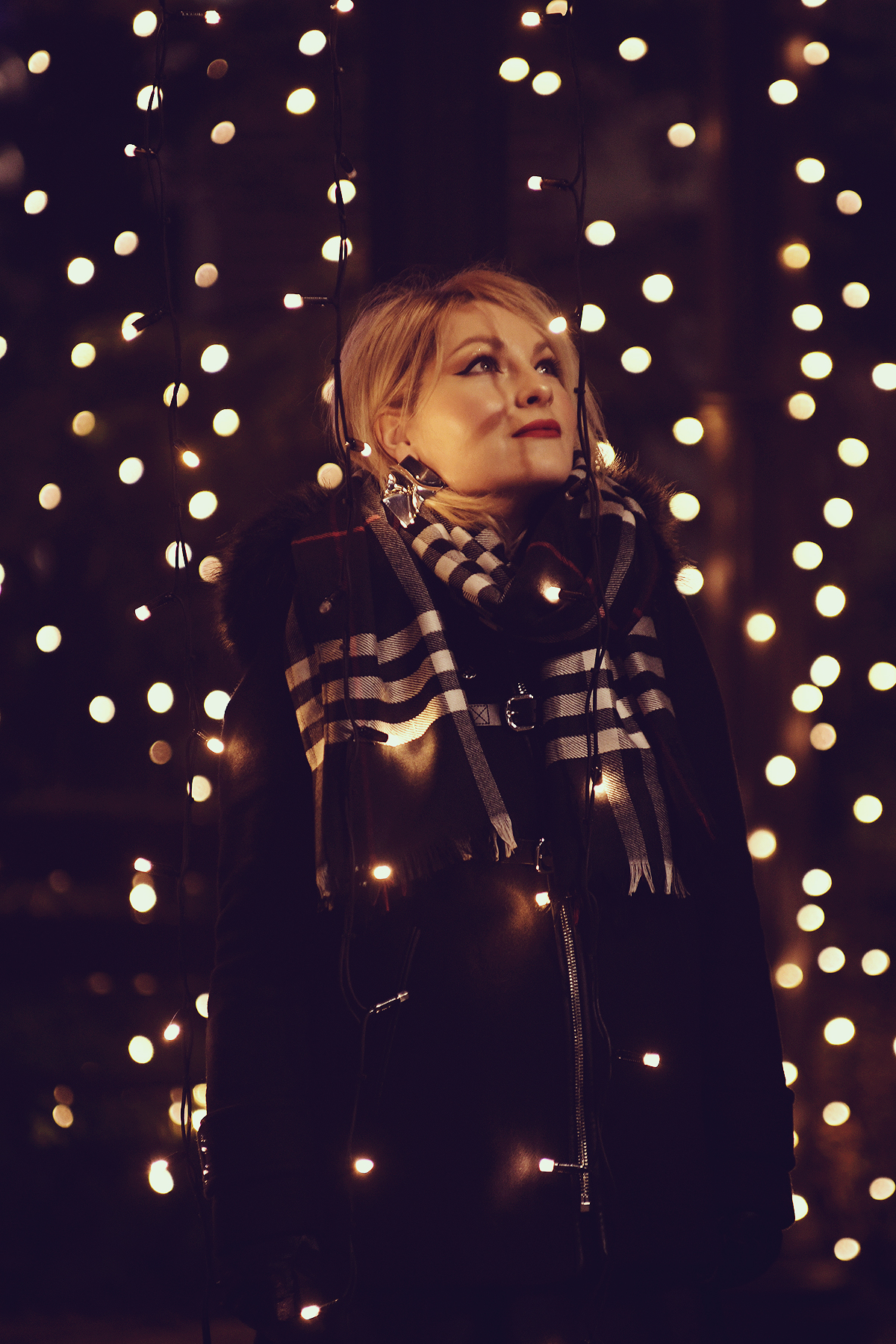 Christmas lights, Christmas look, Burberry scarf, Zara coat, red lips, Zaful earrings, festive, festive look