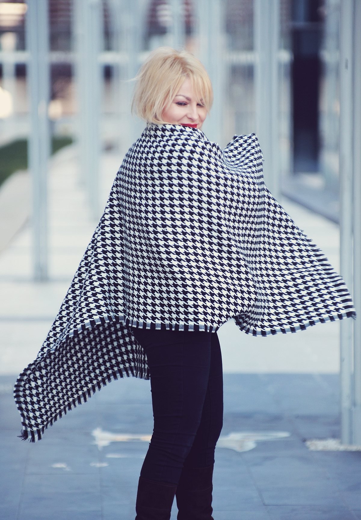 houndstooth pattern scarf, jeans, winter style, winter look