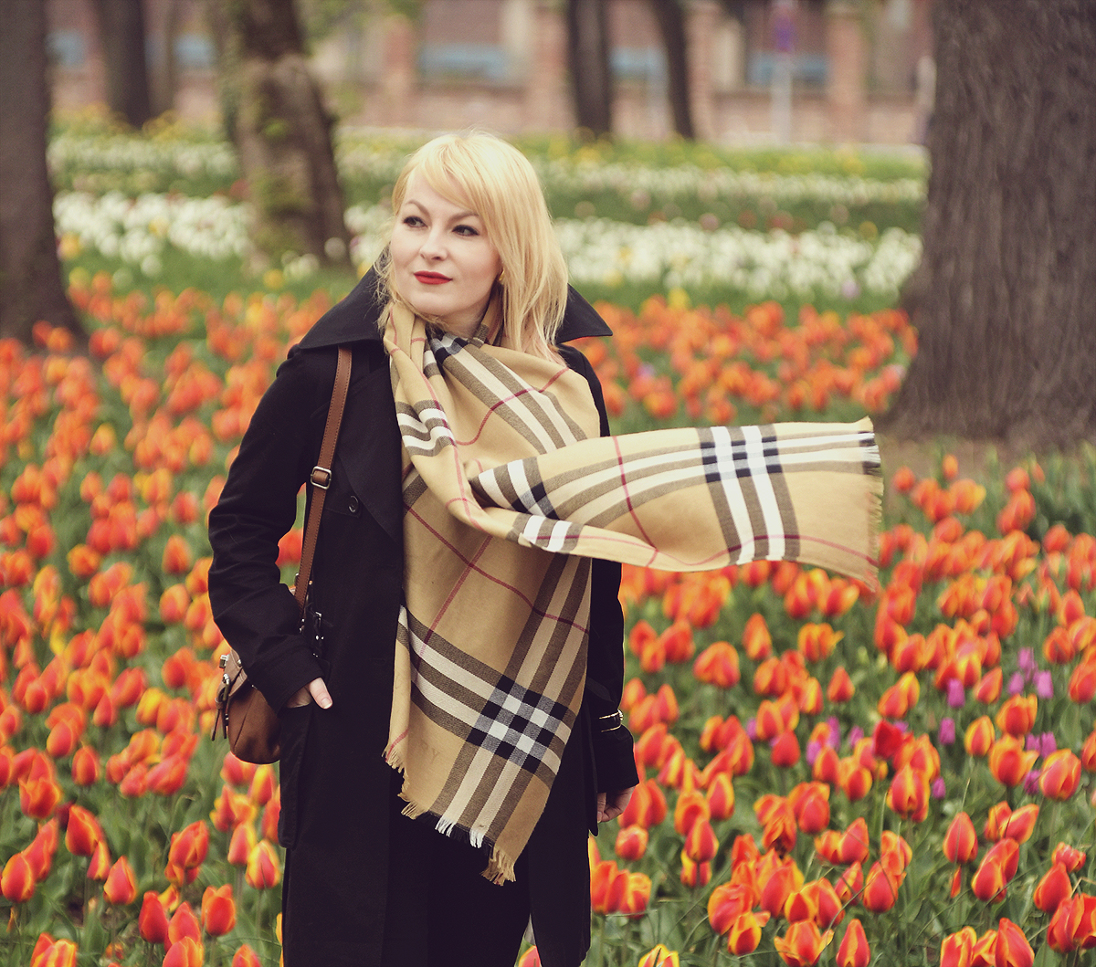 spring look, spring, Burberry cashmere scarf, Picard messenger bag, black trench coat, jeans, red tulips