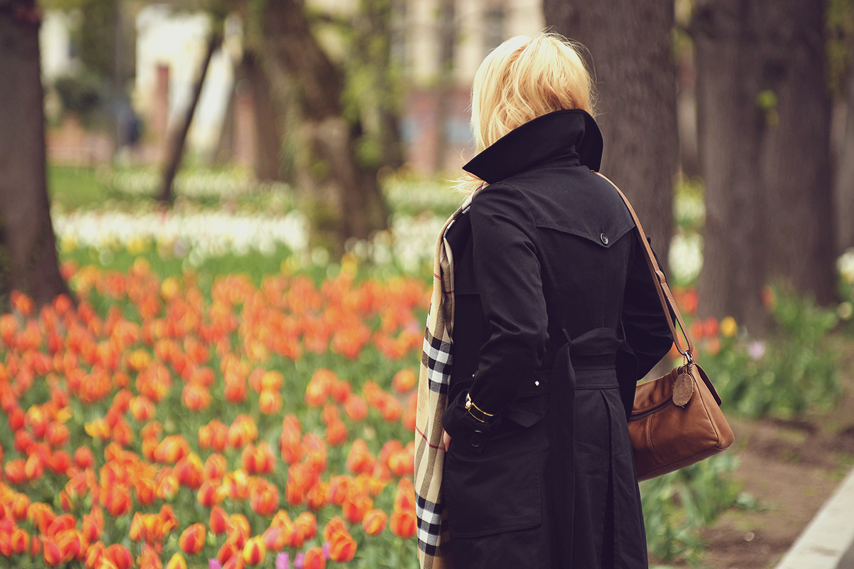 spring look, spring, Burberry cashmere scarf, Picard messenger bag, black trench coat, red tulips