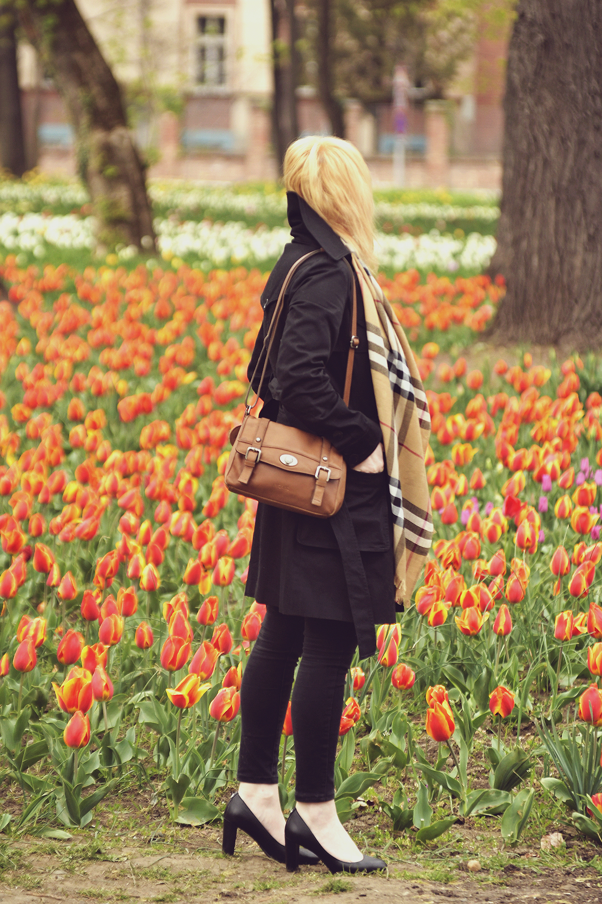 spring look, spring, Burberry cashmere scarf, Picard messenger bag, black trench coat, Ralph Lauren heels, jeans, red tulips