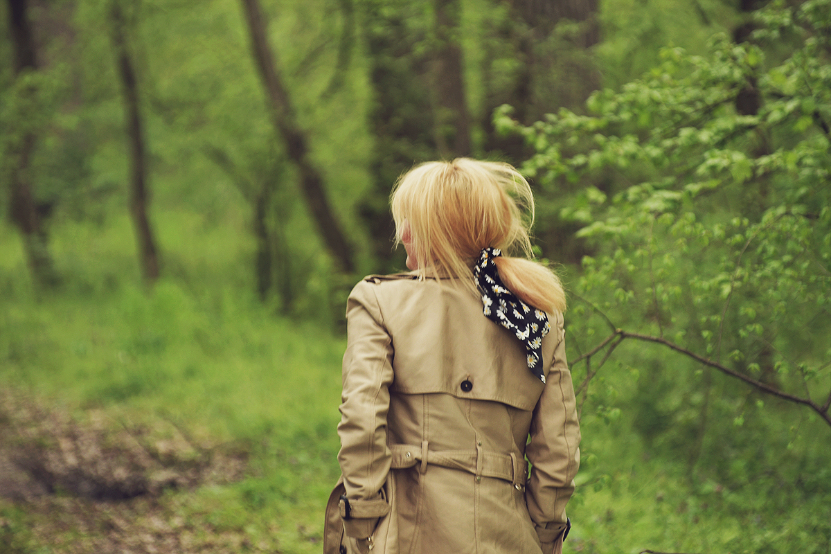 trench coat, daisy print hair scarf, spring, spring look, into the woods