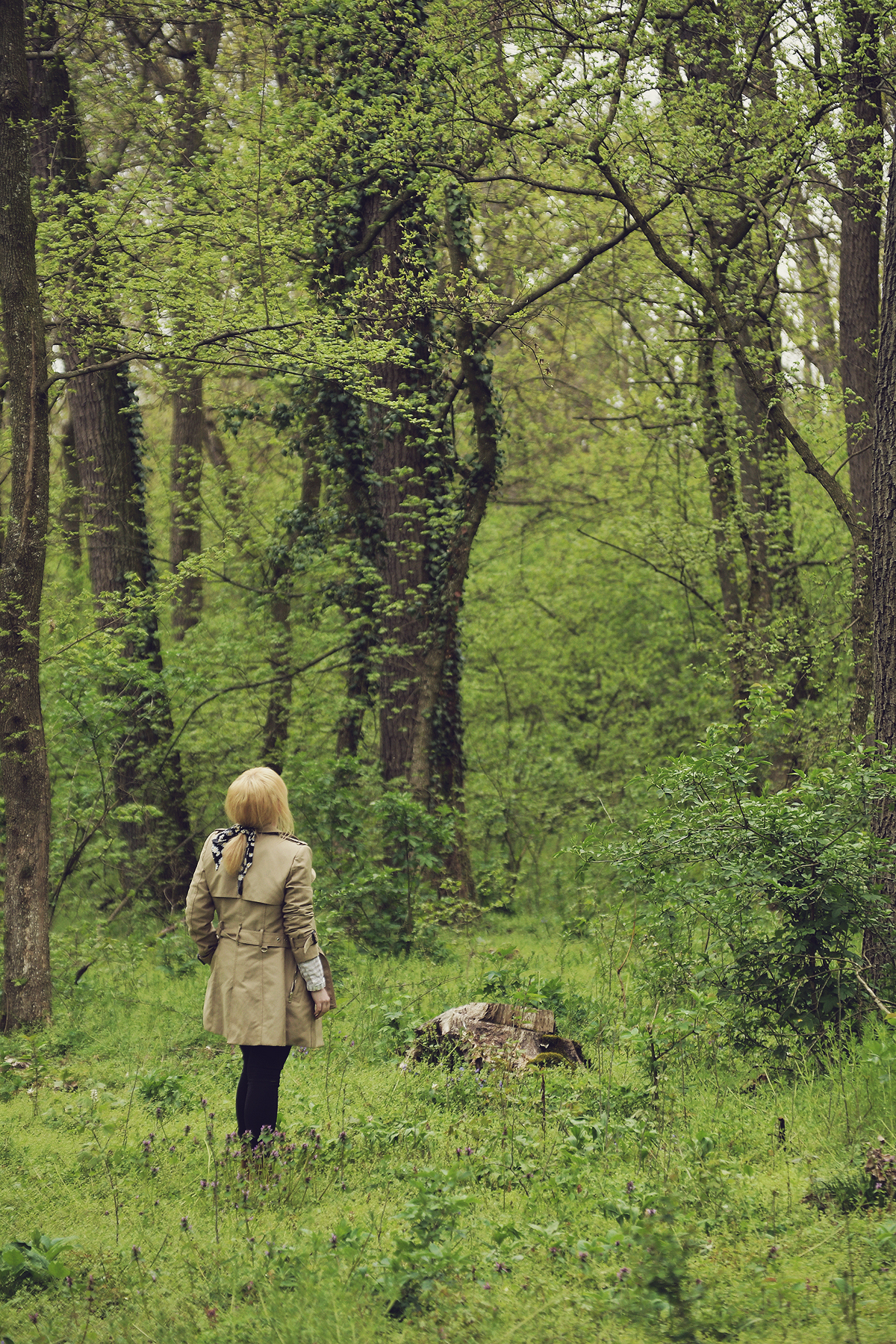 trench coat, jeans, daisy print hair scarf, spring, spring look, into the woods