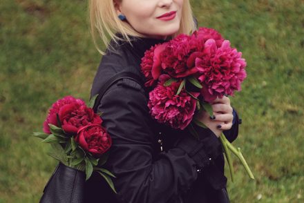 pink peony bouquet, pink peonies, peonies, peony, navy blue trench coat, spring look, spring