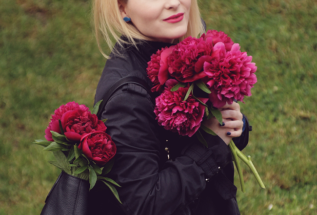 pink peony bouquet, pink peonies, peonies, peony, navy blue trench coat, spring look, spring
