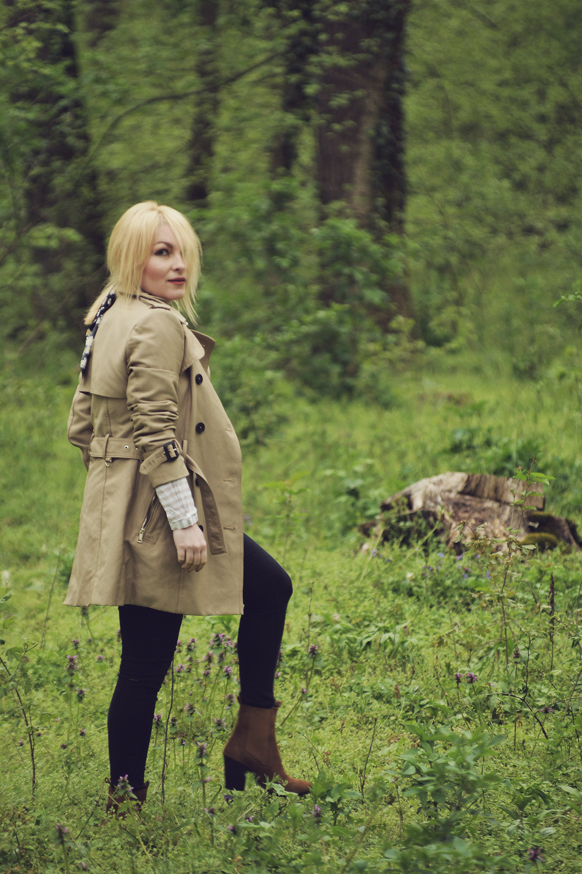 trench coat, jeans, suede boots, daisy print hair scarf, spring, spring look, into the woods