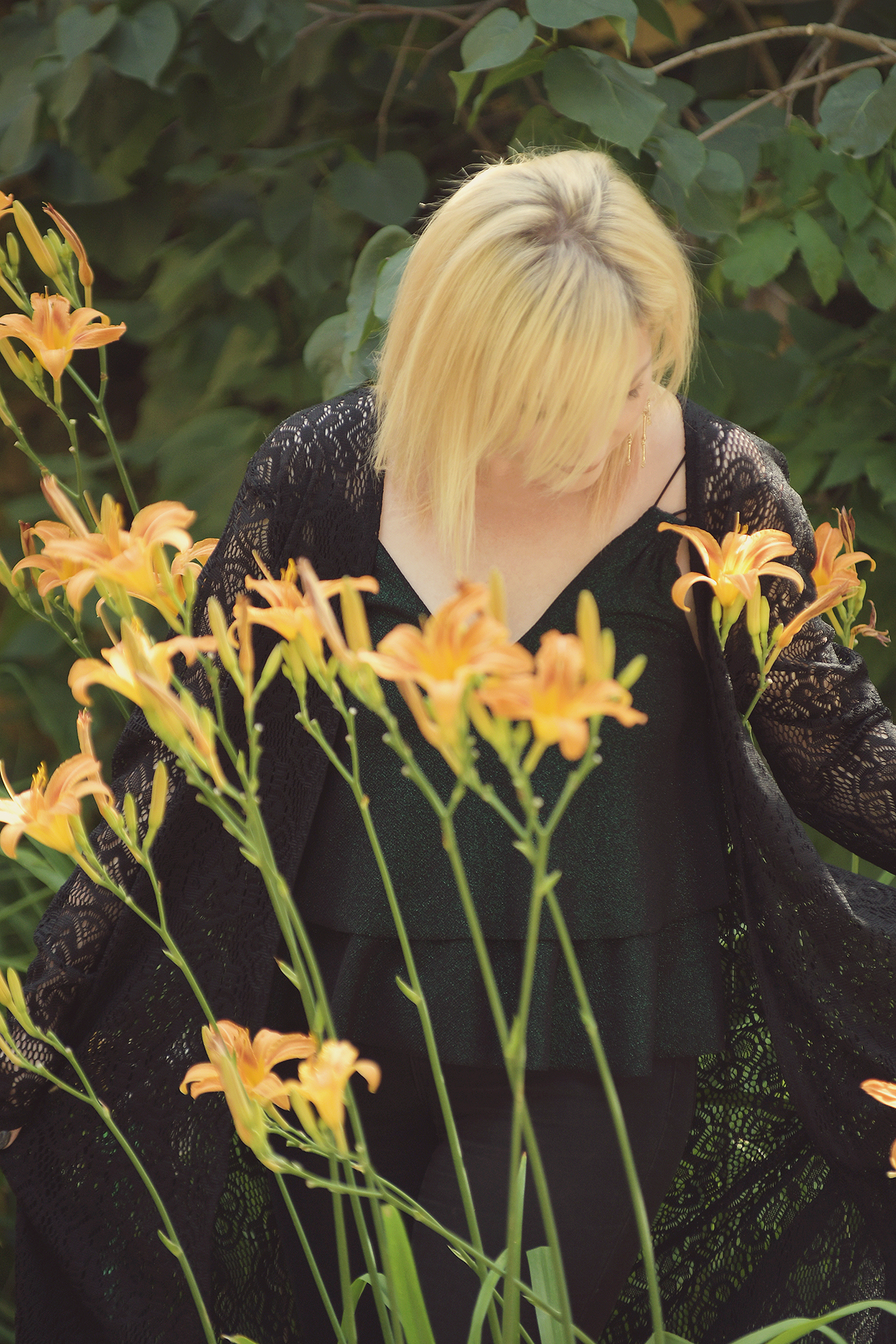 tiger lilies, witch look, nature fairy, emerald top, long lace black cardigan, black jeans, long blonde hair