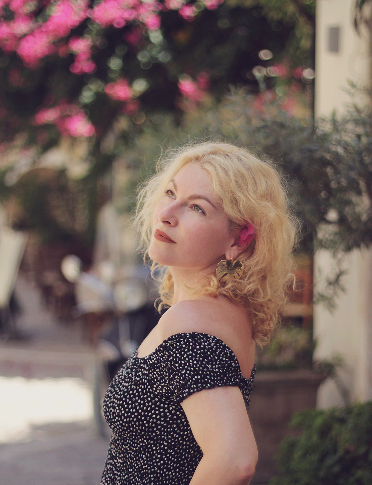 summer style, summer travel style, Greece, Corfu Town, natural summer make-up, off the shoulder maxi dress, palm earrings, curly blonde hair