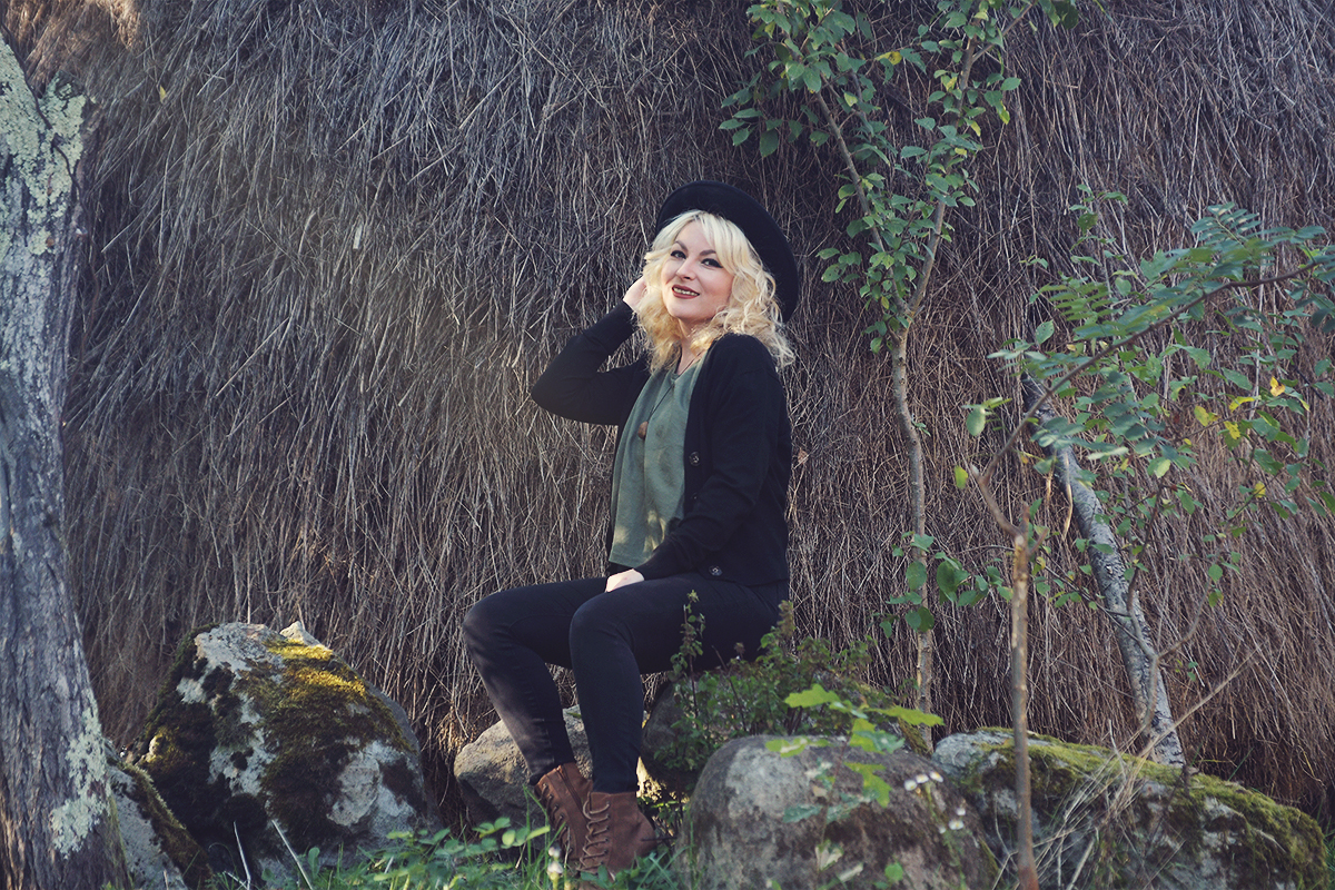 nature fairy, autumn look, black hat, green crop top, wood heart pendant, black jeans, black cardigan, brown lace boots, curly blonde hair, back to nature