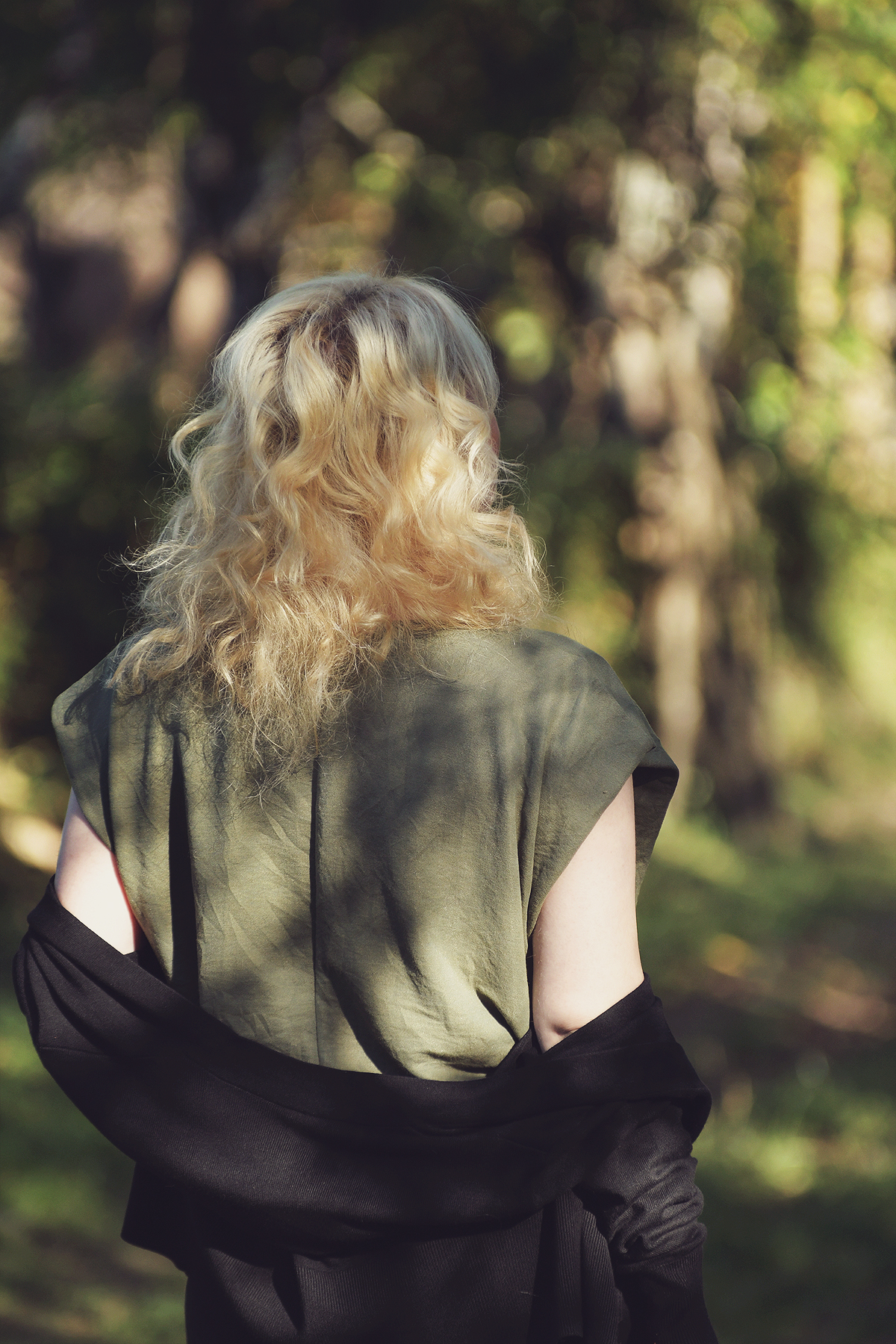 nature fairy, autumn look, green crop top, black cardigan, curly blonde hair, back to nature