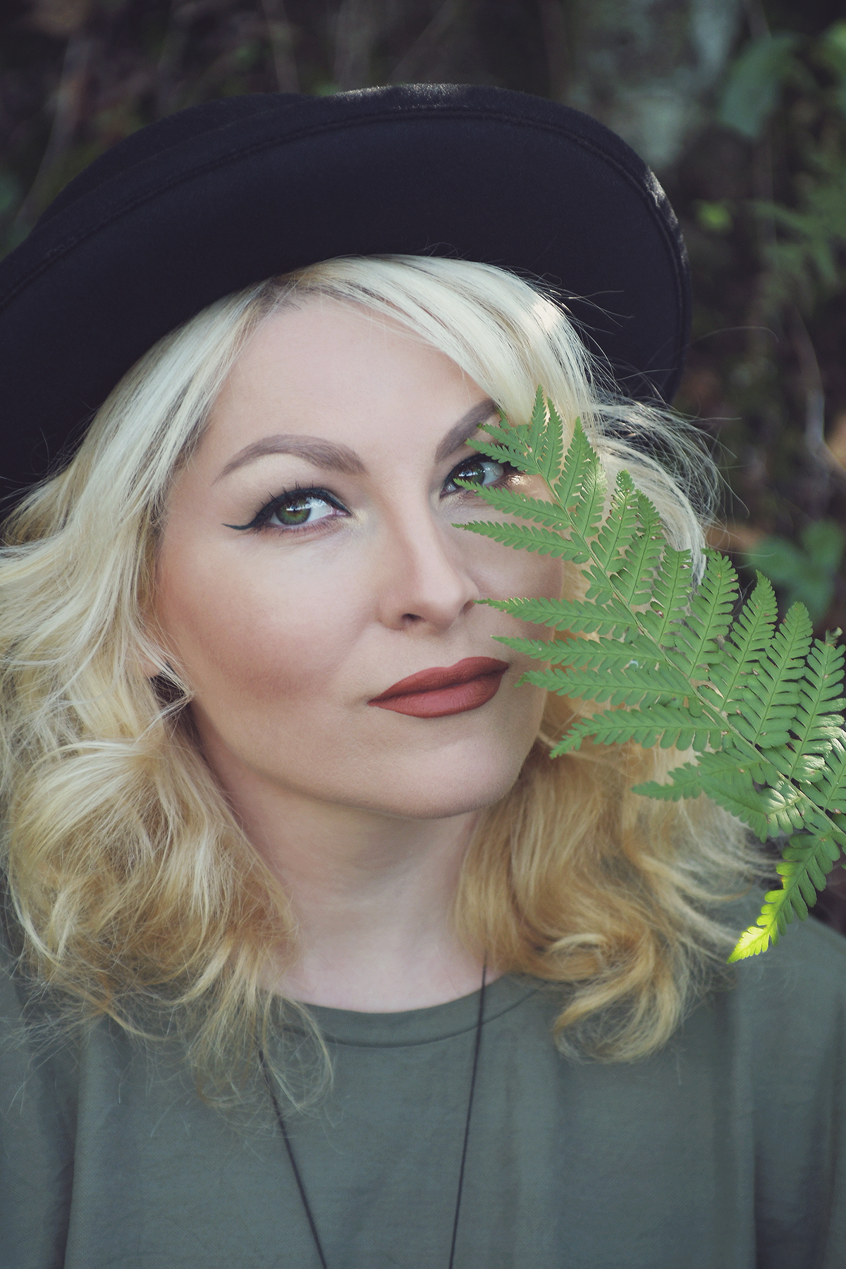 nature fairy, autumn look, black hat, green top, curly blonde hair, green eyeliner look, caramel coffee lips, make-up, back to nature, fern twig