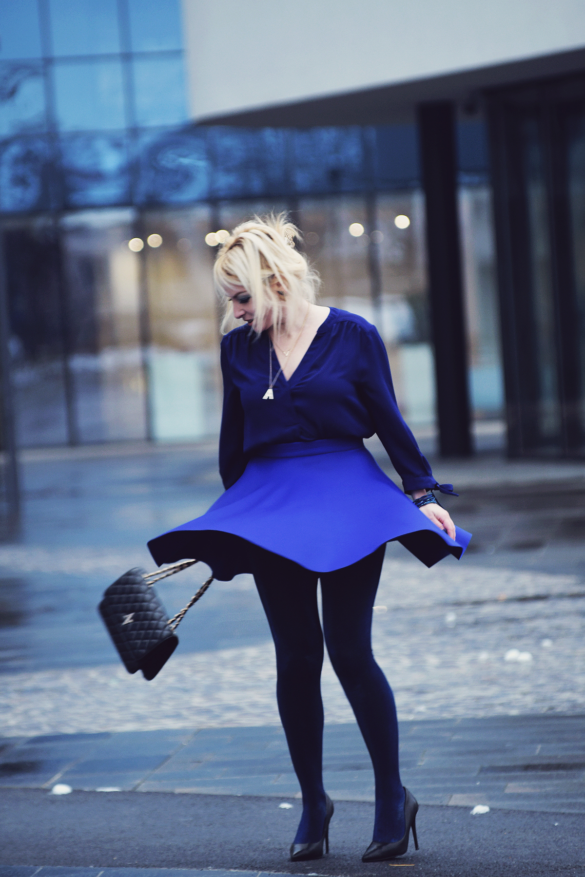 all blue look, blue skirt, blue shirt, blue stockings