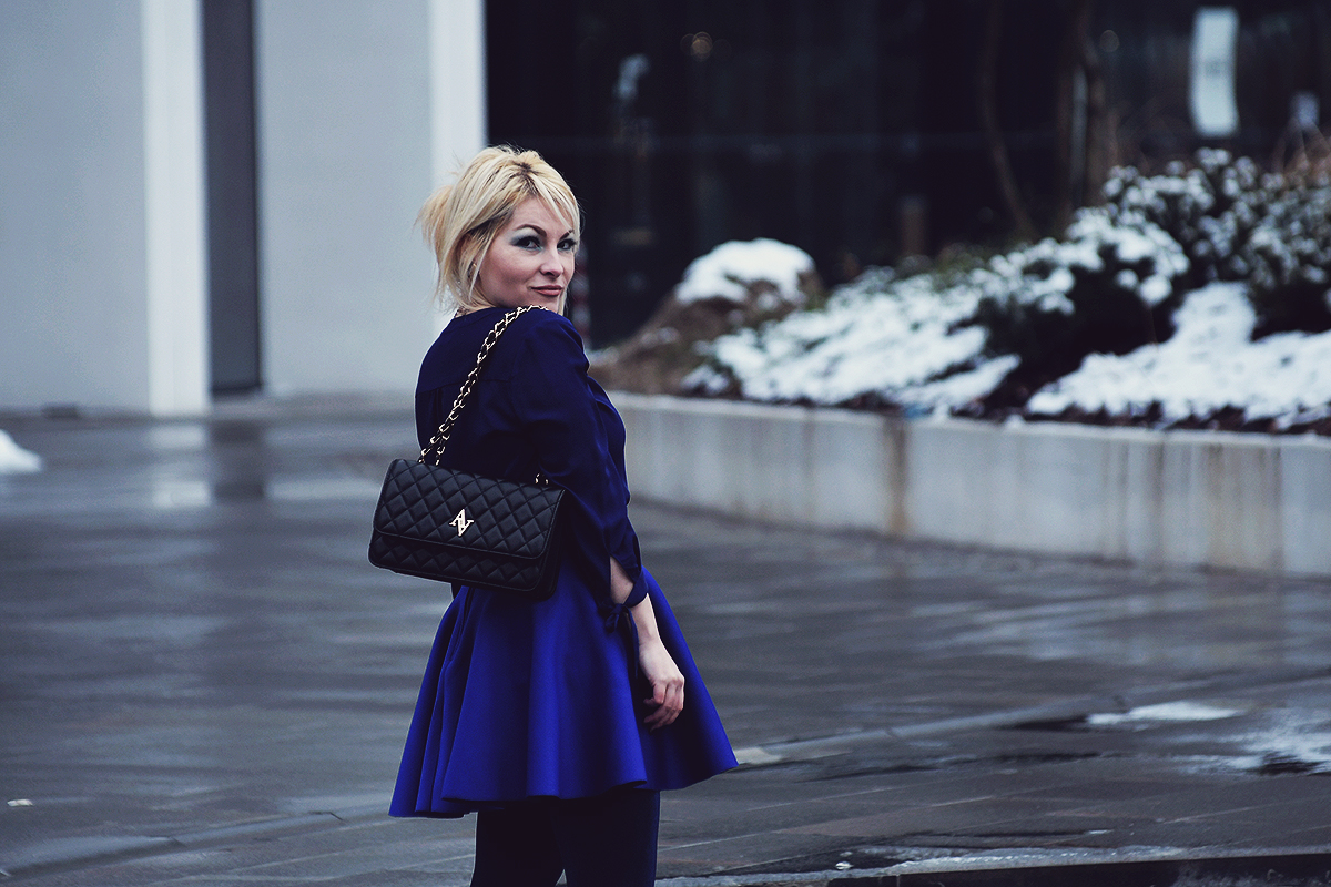 all blue look, blue skirt, blue shirt, blue stockings, classic shoulder bag